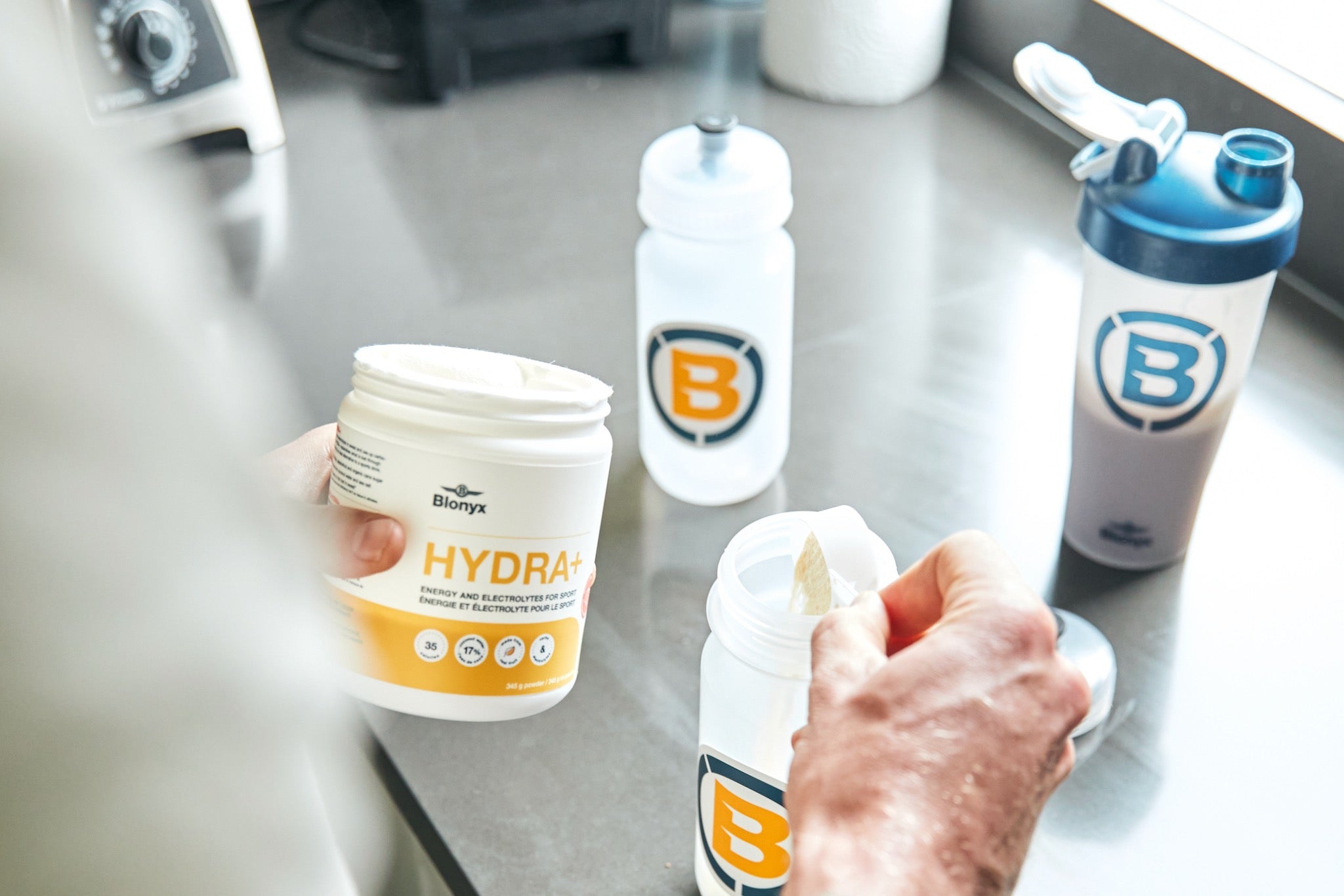 Athlete adding Blonyx Hydra+ to their water bottle