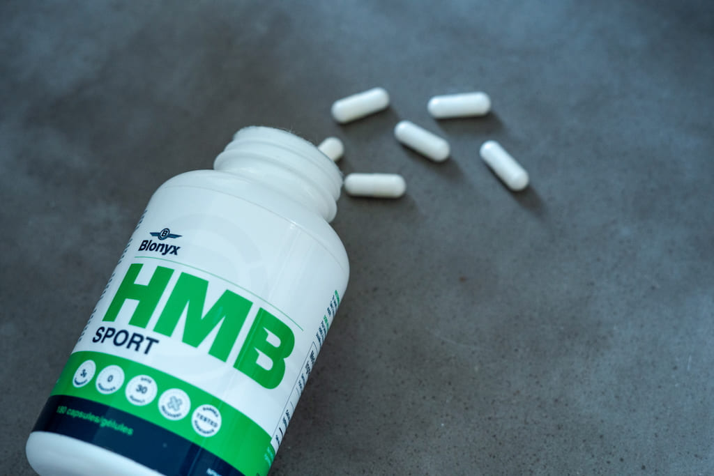 Blonyx HMB Sport capsules on a concrete table.