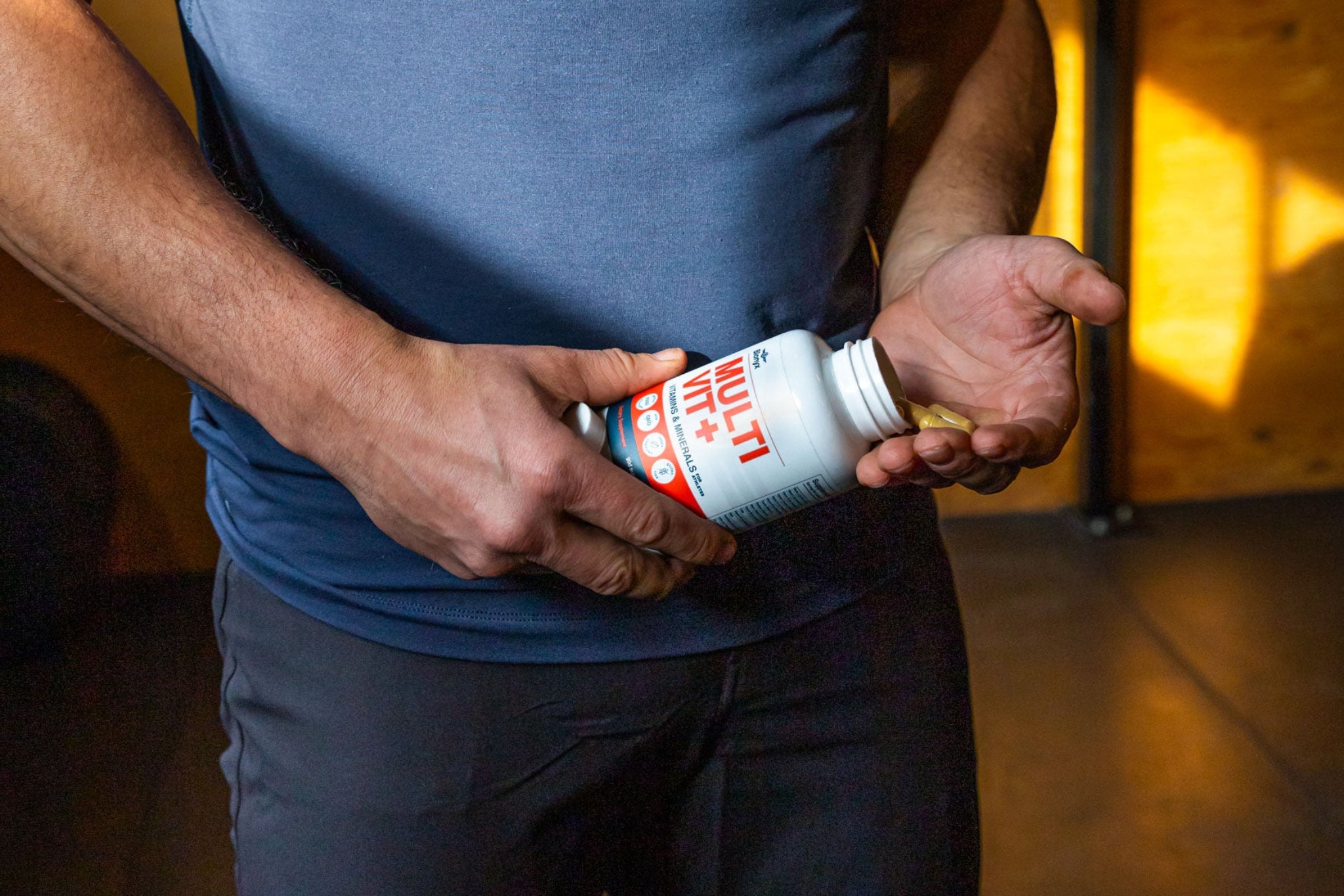 Person pouring Blonyx Multivit+ into their hand