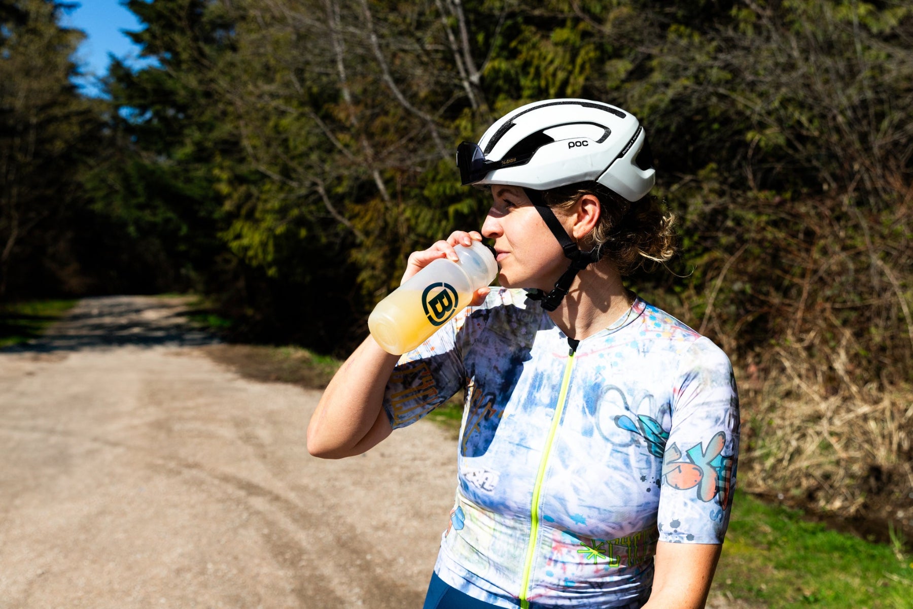 Cyclist drinking Blonyx Hydra+ while resting